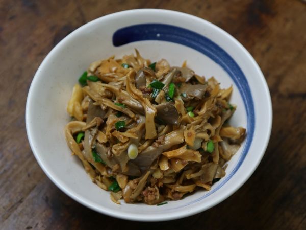 新鲜肉炒灰树菌